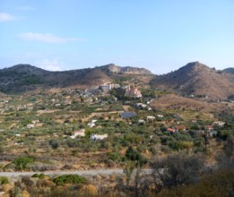 Vedere de pe dealul de catre Hrisoleontisas